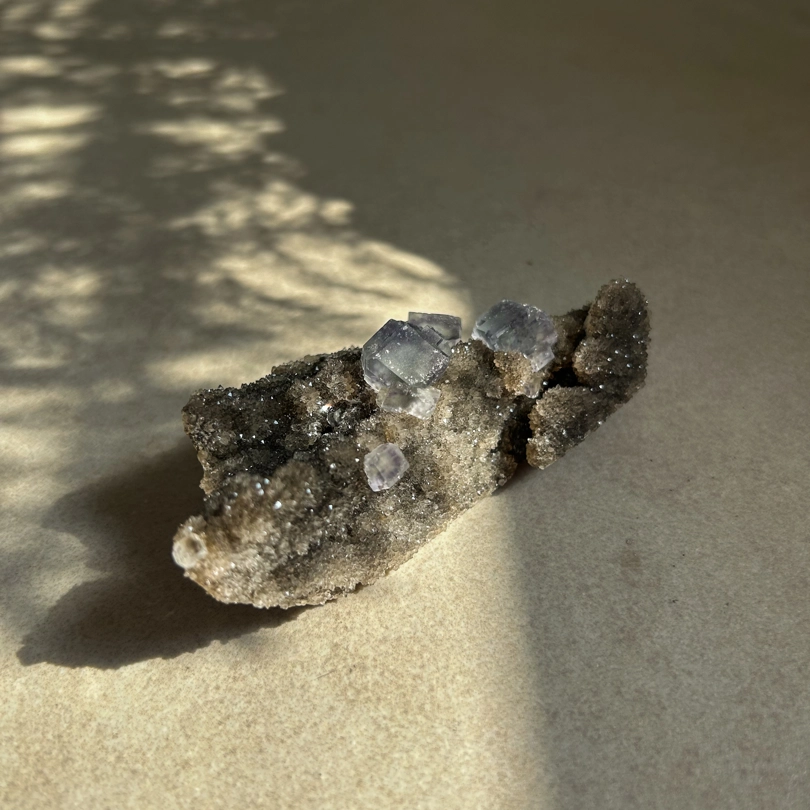 Calcedonio Nero con Fluorite Blu cubica